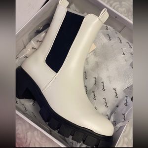 Qupid white booties